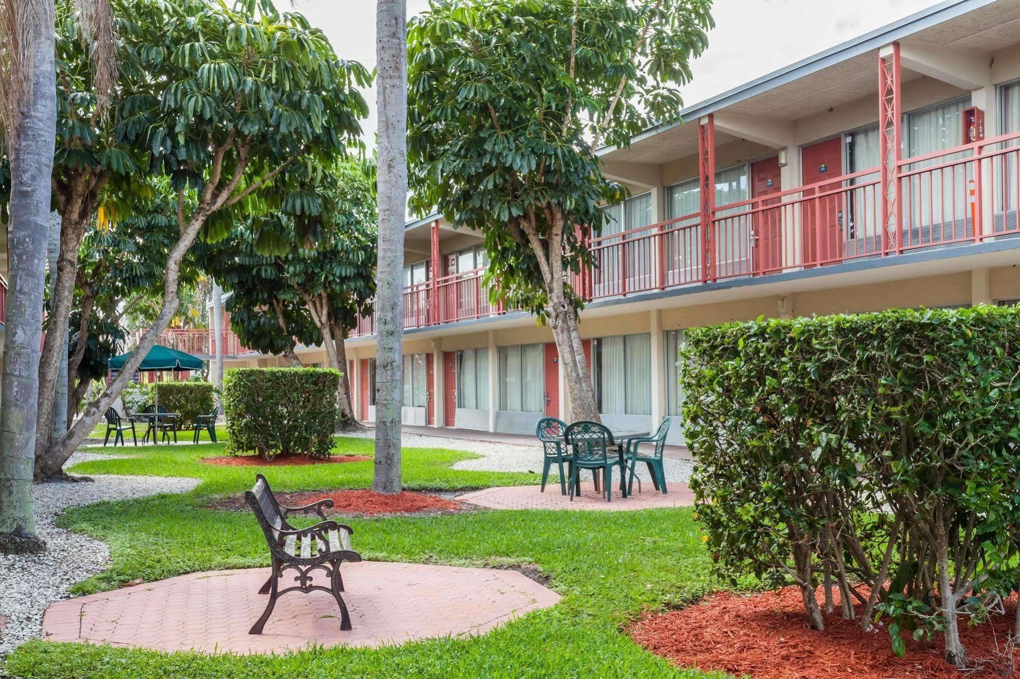 Days Inn By Wyndham West Palm Beach Exteriör bild
