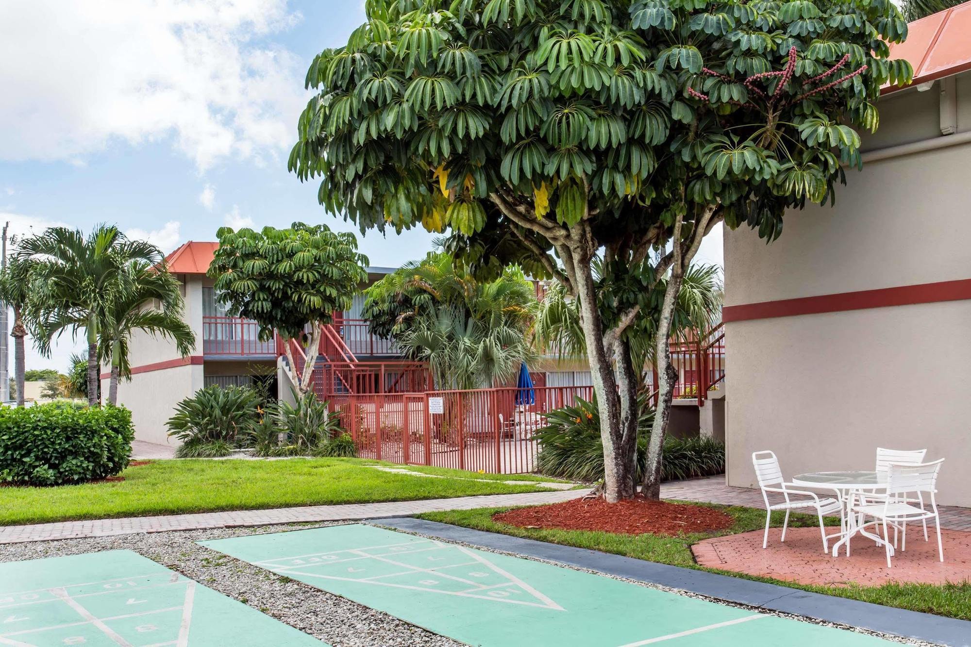 Days Inn By Wyndham West Palm Beach Exteriör bild