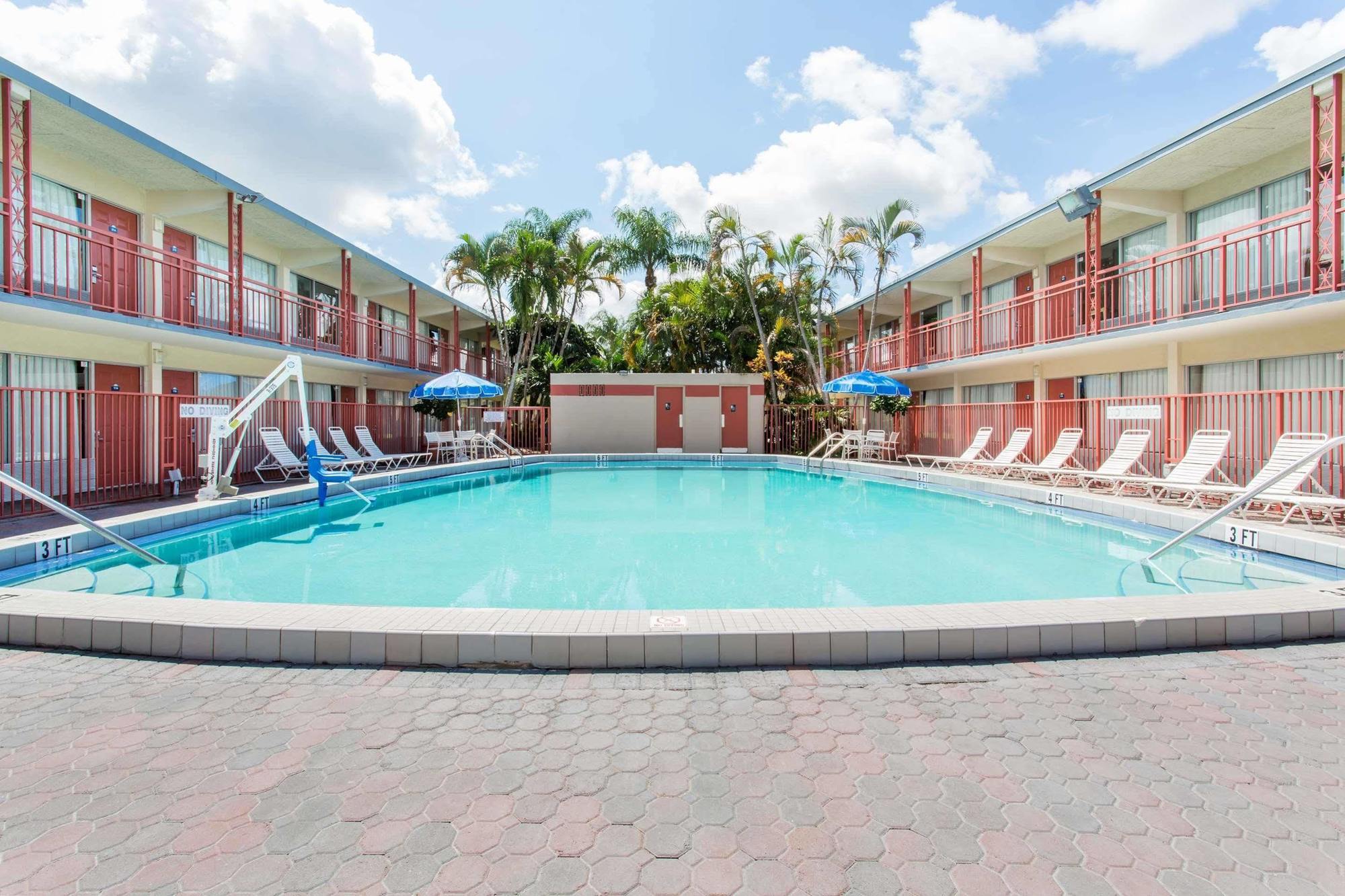 Days Inn By Wyndham West Palm Beach Exteriör bild